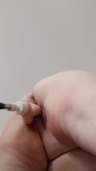 Napalona sąsiadka bawi się z maszyną do seksu