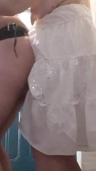 เย็ดสาวๆ ในทางเดินอย่างเร่าร้อนด้วย strap-on สองอัน