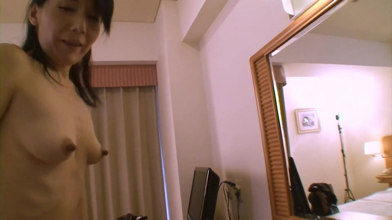Asian Mature Climax: Magrinha milf fodida com pau e brinquedos