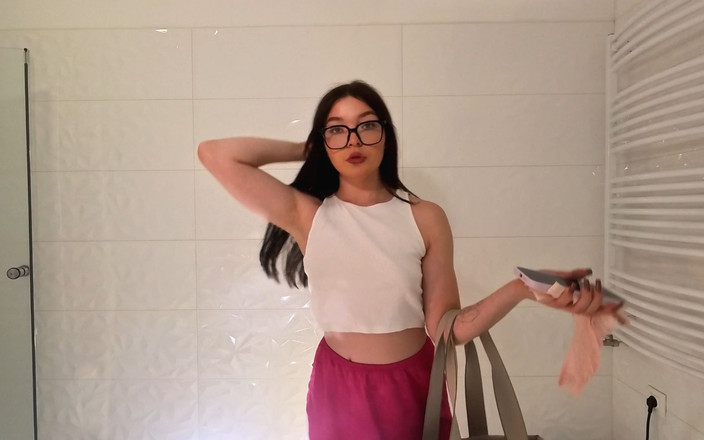 No panties TV: Une belle étudiante amateur sexy exhibe sa chatte en enlever sa...