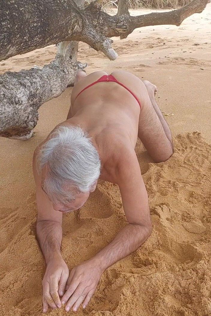Ladysilvas: Ladysilva předvádí svůj sexy zadek na pláži v velmi nezbedných...
