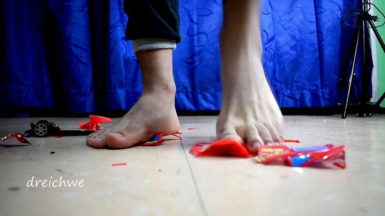 Dreichwe: Знищення великого автомобіля з іграшковим літаком