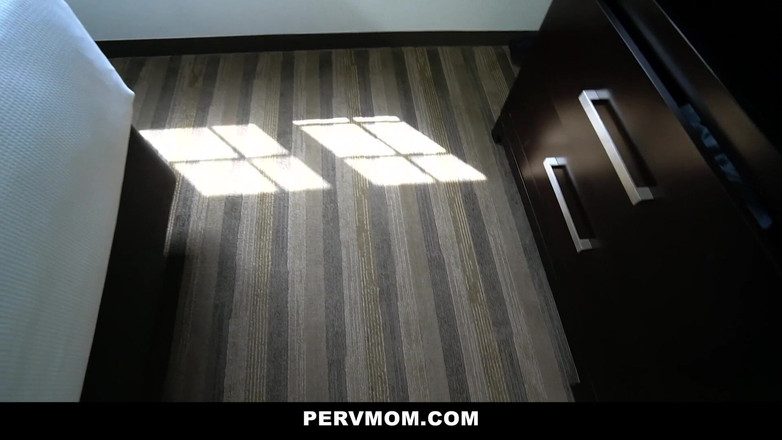 PervMom: Моя грудастая рыжая мачеха забыла запереть двери в ванной!