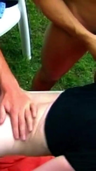 Rubia madura estirada en frenesí de fisting anal al aire libre
