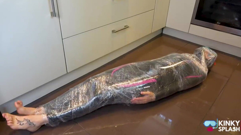 UKCuteGirl Lucy Lauren: Mummified dalam pakaian basah dan Snorkel