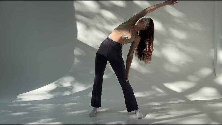 Skinny_lady69: Dea stretching in leggings attillati e maschera