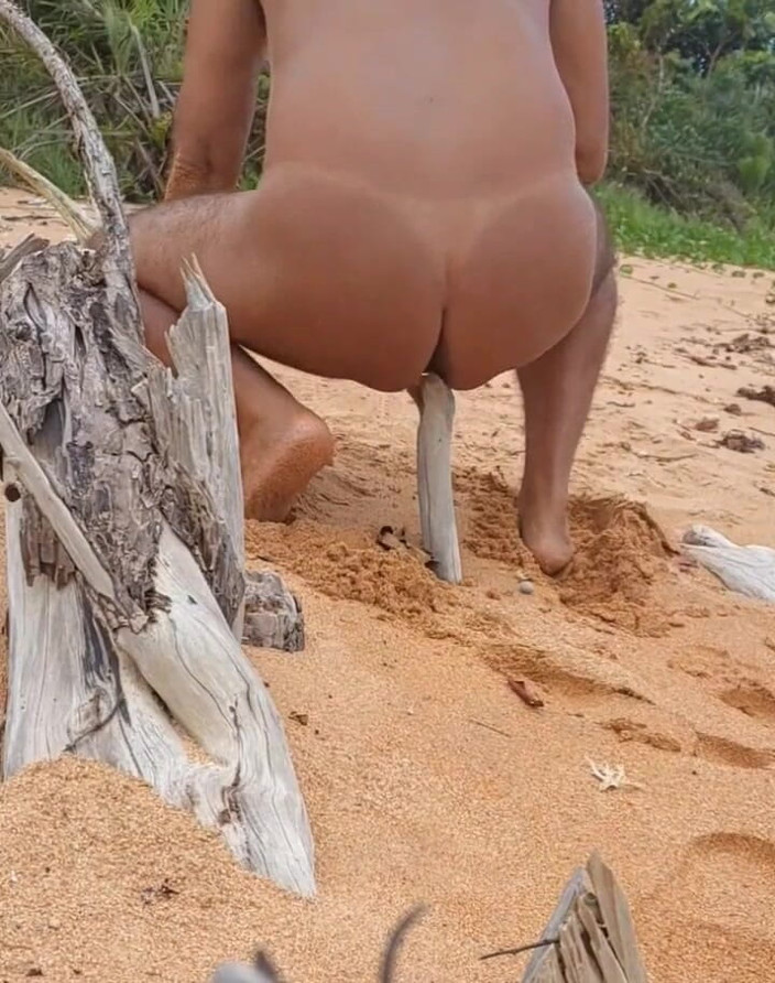 Ladysilvas: Ladysilva goală pe plajă frecându-se pe o pulă excitată în curul...