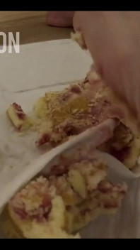 みんなのお茶ではありませんが、私の足がケーキを潰すのを見たいなら、再生を押してください