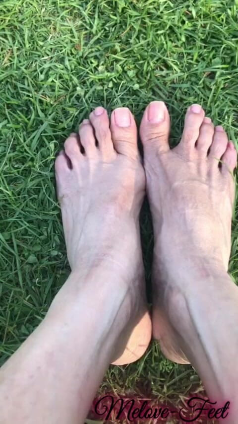 Naelor: Melove Showing Her Sexy Small Feet on Green Grass