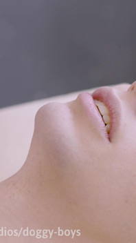 벌거벗은 보지를 따먹는 18세 소녀