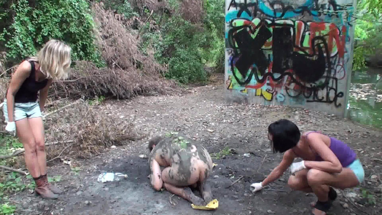 Foot Girls: Threesome pet play
