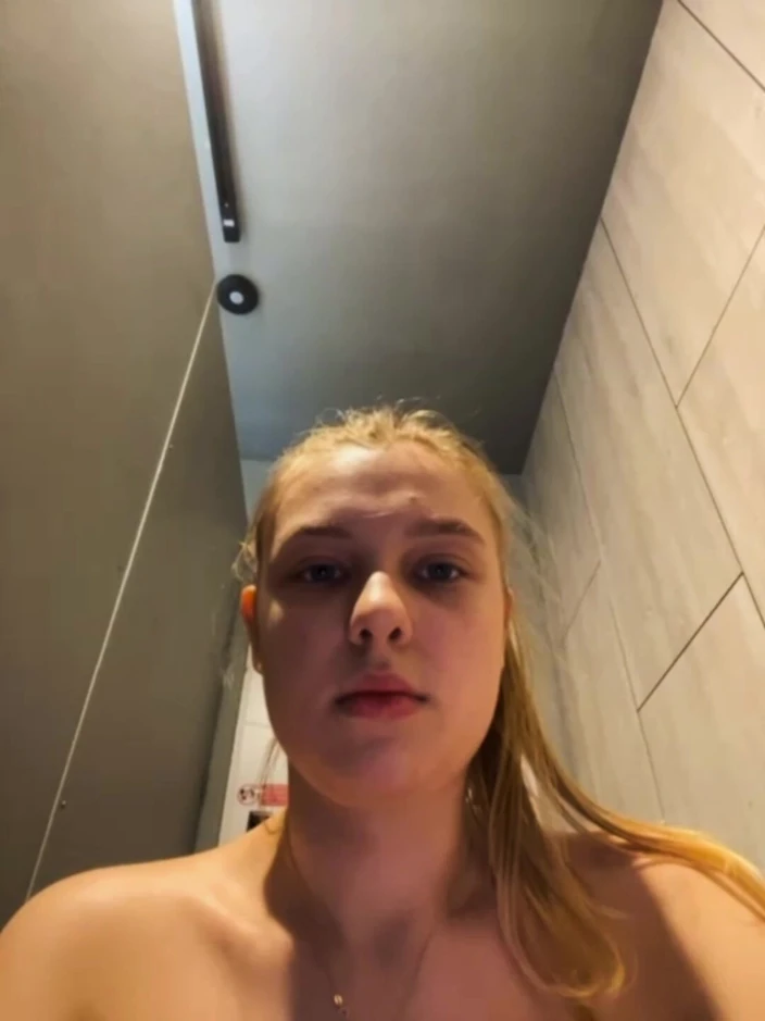 JuiceLussie: Тренировка и трах в спортзале