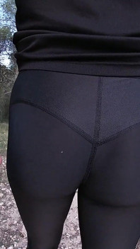 Sexy mädchen mit arsch zeigt ihren engen arsch in leggings an die sportfans herum