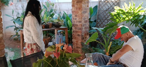 Bigjoefuckalott: Istri nakal tetanggaku lagi asik bersenang-senang di luar ruangan