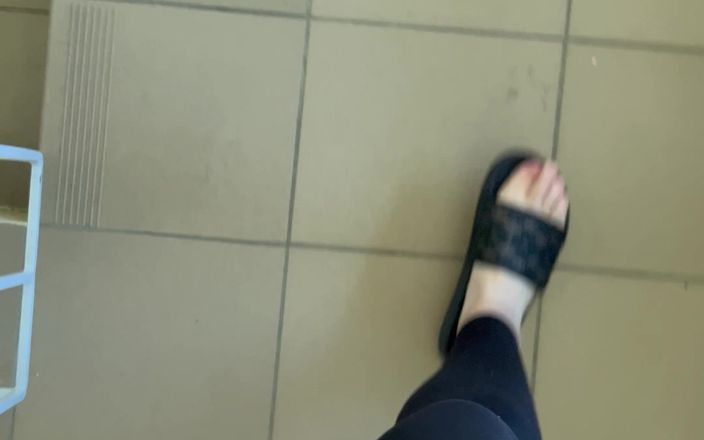 Feet: Kaki pakai sandal jepit dan jalan pakai sandal jepit