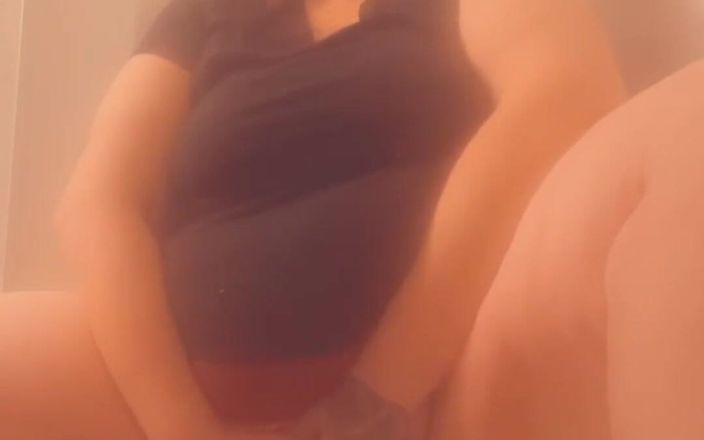 Big booty pawg conqueror: Моя дівчина грає з ділдо і писяє у ванні для мене