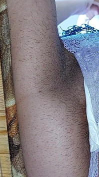 Sexy brünette probiert strumpfhose an