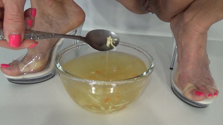 AnnaBUST: Tante Anya Pinkelt in Deine Suppe