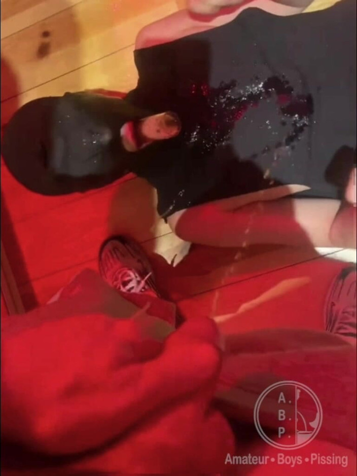 AmateurBoysPissing: Amador garoto mijando em um copo seguro na boca do...