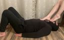 Niki studio: Ich benutze einen fußhocken-sklaven, um meine füße zu entspannen
