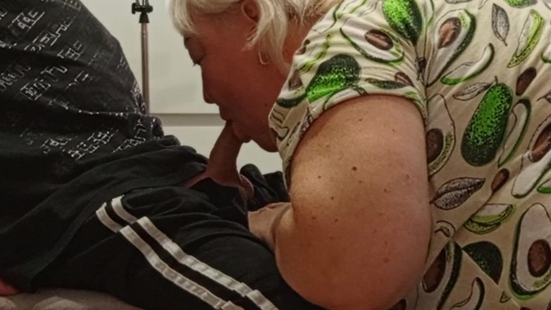 Zona901: 继母给我口交，所以我在她嘴里射精