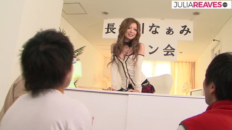 JapaneseHub: Blondine lutscht zwei riesige schwänze und wird dann bis zum...
