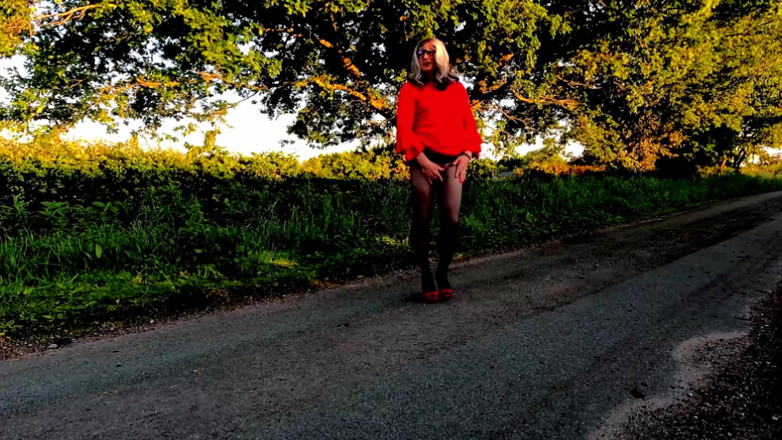 Kellycd2022: Amateur travestiet Kellycd2022 masturbeert in de zon
