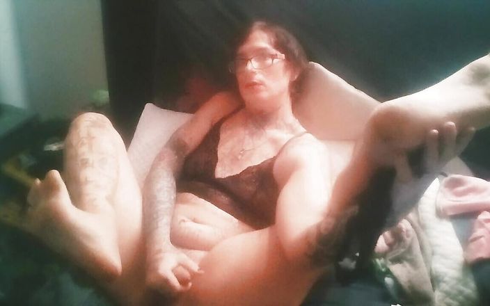 Chloe T Star: Amateur, trans-schätzchen mit kurzen haaren streichelt riesigen schwanz