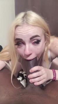 Si blonde British 19 tahun molek menelan setiap titisan besar