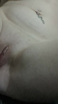 Mă fut cu un vibrator negru, foarte drăguț