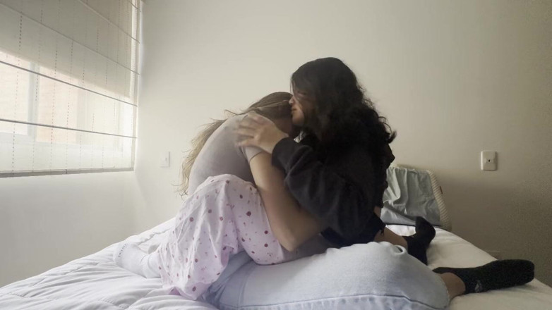 scarlettandc: En iyi arkadaşım bana amcık emmeyi öğretiyor ve orgazm oluyor