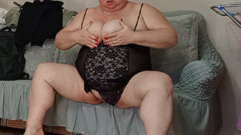 Zona901: Schoonmoeder speelt met haar tieten en poesje met haar handen