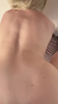 Ich habe der schülerin geholfen, nach einer schwierigen prüfung zu entspannen