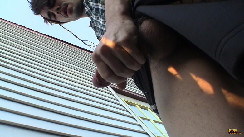 Piss Twinks: Azgın erkekler meyve sularını boşaltıyor