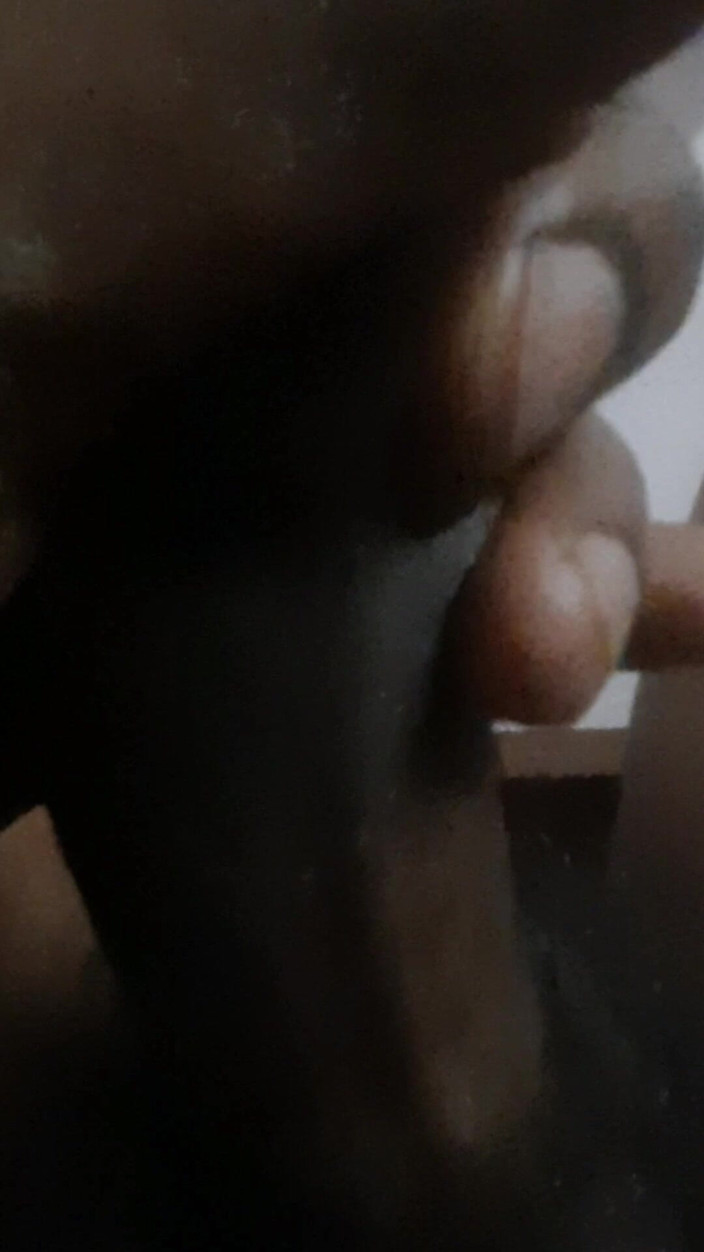 Lubina45: Nachází radost ve své vlastní přítomnosti ve své ložnici.