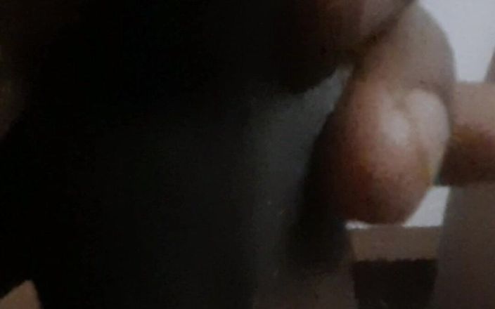 Lubina45: 彼は自分の寝室で自分自身の存在に喜びを見出しています。