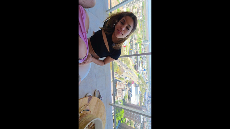 Young big apple: 남편과 나는 임대 아파트에서 거리가 내려다보이는 발코니에서 오럴 섹스를 하고 침실에서 섹스를 하는 등 즐거운 시간을 보냈습니다.