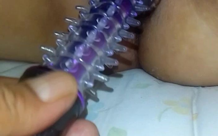 Sofixxx: Вставляю ділдо в пизду моєї мачухи та зведеної сестри. Хто тобі подобається найбільше?