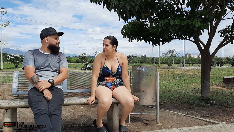 markus: 私の義理の妹は、私たちが茂みの中にいる間、私のチンポをしゃぶるのが大好きです!