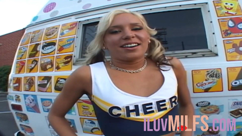 Iluvmilfs: Blondă cu țâțe mici cu pizdă umedă și sex dur