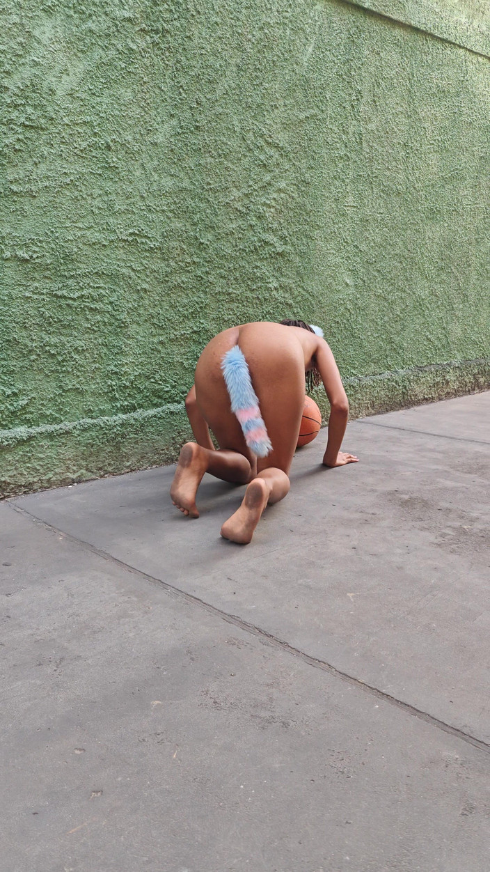 Lily Slav: 마당에서 애완 동물처럼 복종