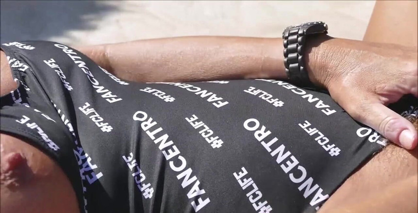 Natalie K: Fancentro yüzme kostümümü giyiyorum, halka açık yüzme havuzunun yanında havuz...