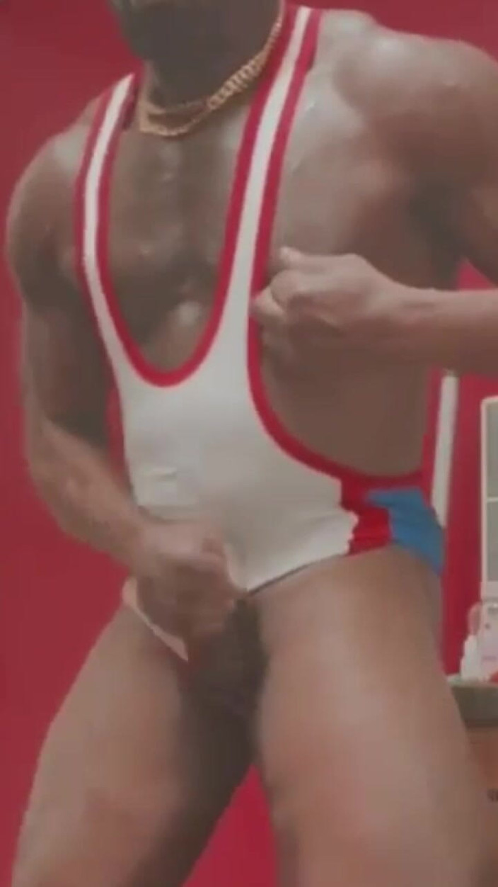 Black mature kinky muscle: Мускулистая снаряженная в тугом белом члене, показывающая словесное