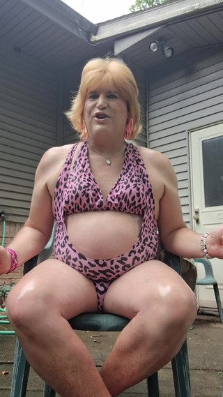 Victoria Lecherri: Pomůžete Mi Naolejovat Nohy!