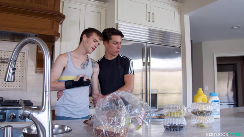 Next Door Studios: NextDoorTwink - Scott Finn dziękuje roomate fot jego pomoc, wiercone i...