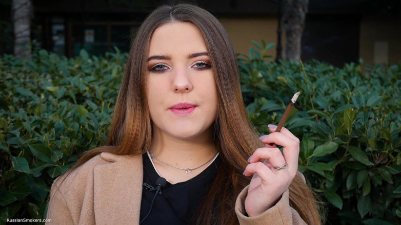 Russian Smokers: Awek Rusia menghabiskan cuti makan tengah harinya 1 Cigs