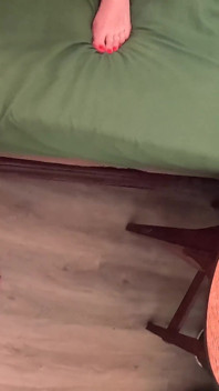 Une Belle-mère À La Maison Aide Son Beau-fils Excité À S’amuser Dans Sa Petite Chatte Étroite