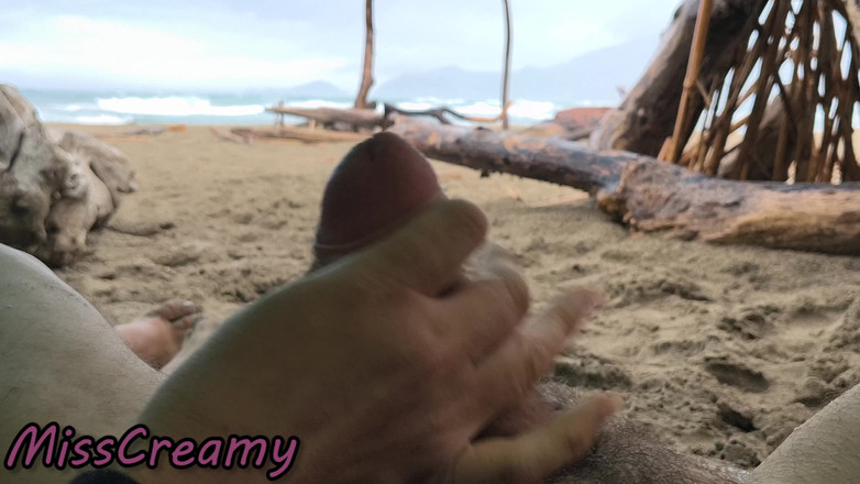 Miss Creamy: Bu guru misscreamy ngocok kontolku di bawah payung saat hujan!