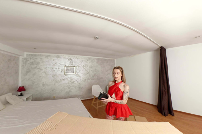 NO2StudioVR: Scarlett Candy - Courier Express