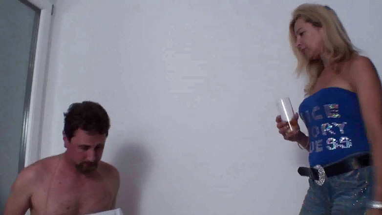 Femdom Austria: Boca suja Joschi ajoelha-se na frente da amante